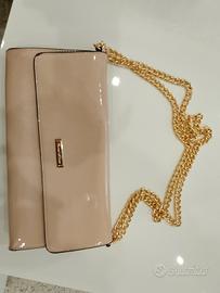 Pochette / borsa a tracolla beige nude con catena 