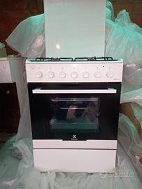 Cucina a gas - 4 fuochi e forno elettrico