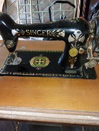 Divano con poltrone e macchina cucire Singer