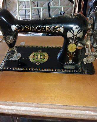 Divano con poltrone e macchina cucire Singer