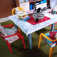 Salotto  Bimbi  Tavolino,  4  sedie, peluche libri