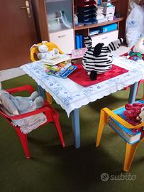 Salotto  Bimbi  Tavolino,  4  sedie, peluche libri