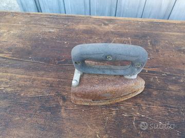 Ferro da stiro antico a carbone