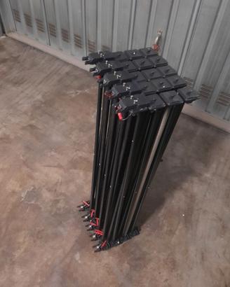 Parete attrezzata con faretti per stand o fiere