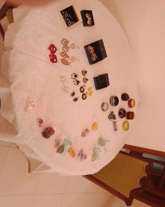 orecchini e bracciali
