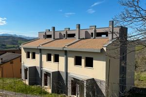 Trifamiliare nelle colline marchigiane