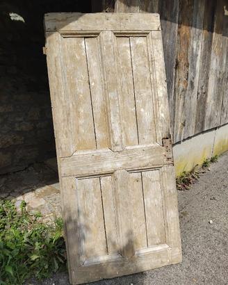 Vecchia porta in legno