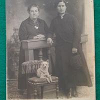 Cartolina Primi 1900 Due Signore con Cane in Posa