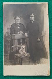 Cartolina Primi 1900 Due Signore con Cane in Posa