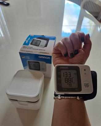 Misuratore di pressione Omron da polso Rs3