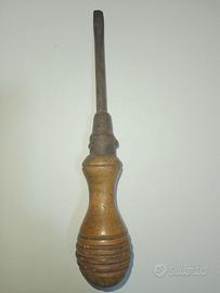 Antico cacciavite con manico in legno