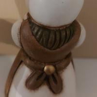 Thuun donna con scopa