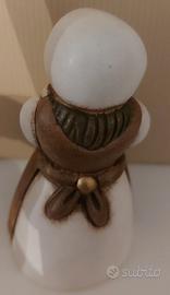 Thuun donna con scopa