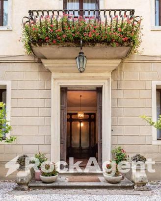 Villa di 994 m² con più di 5 locali e box auto dop