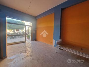 NEGOZIO A BALESTRATE