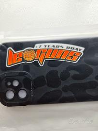 Cover in mimetica nera con logo Le Guns iPhone 12