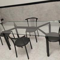 tavolo di cristallo con quattro sedie 