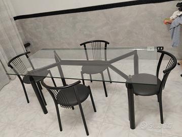 tavolo di cristallo con quattro sedie 