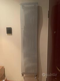 TERMOARREDO VERTICALE SINUOSO DI DESIGN