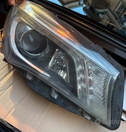 Fari ant. Mercedes CLA, tecnologia Multibeam Led