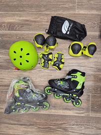 Rollerblade completi di protezioni e casco.