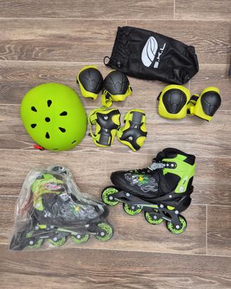 Rollerblade completi di protezioni e casco.