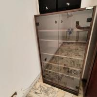 Armadio con ante a vetro in legno