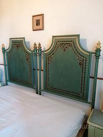 Letti in stile, in ferro smaltato, con sculture. 