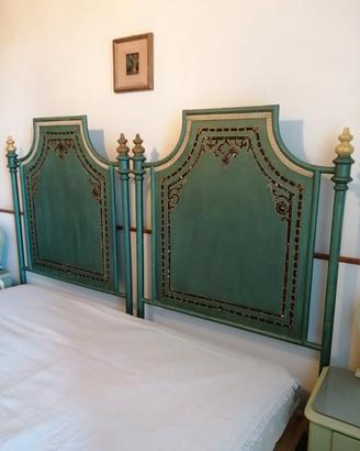 Letti in stile, in ferro smaltato, con sculture. 