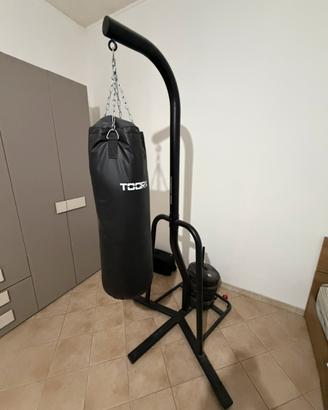 Sacco da boxe TOORX con supporto da terra – Nero