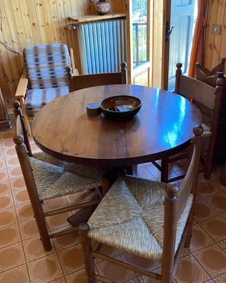 Tavolo con sedie in legno massello