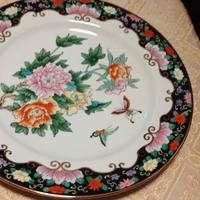 piatto cinese bianco bordo nero con fiori farfalle