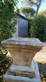 Capitelli in pietra n.2 , uguali per giardino