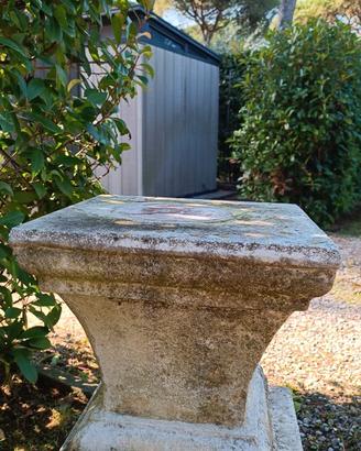 Capitelli in pietra n.2 , uguali per giardino