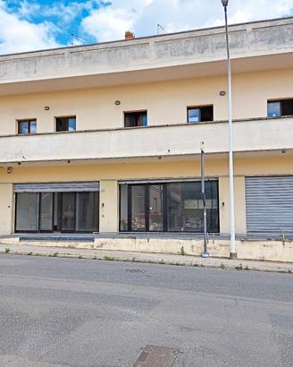 Centro- Locale commerciale con vetrate su strada