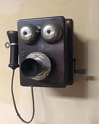 antico telefono a muro FATME