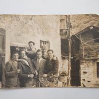Foto d'epoca di un gruppo uomini