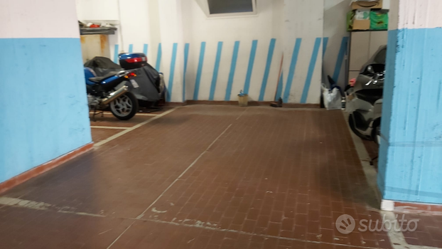 Grande posto auto e moto in garage Via Antolini