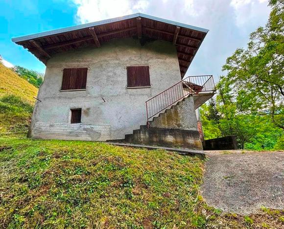 Cascina su due livelli con ampio terreno