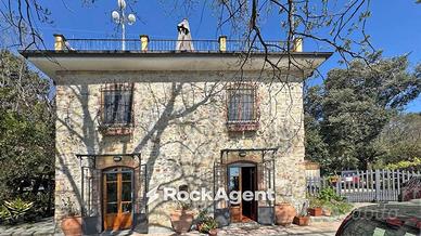 Rustico / Casale di 405 m² con più di 5 locali a M