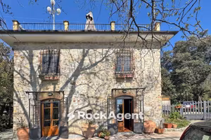 Rustico / Casale di 405 m² con più di 5 locali a M