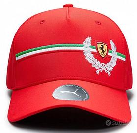 cappello ferrari con bandiera tricolore