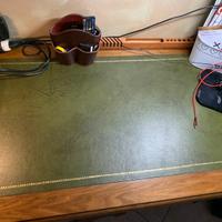 Scrivania in legno con inserto in pelle