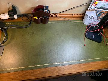 Scrivania in legno con inserto in pelle