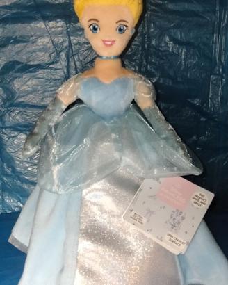 Peluche interattivo: Cenerentola 'danza e suona'