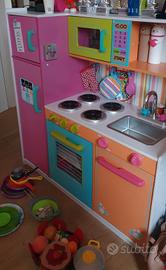 Cucina giocattolo completa di accessori