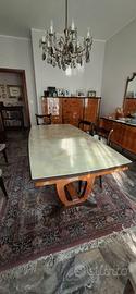 Tavolo da pranzo in vetro giallo marmorato e legno