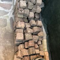 Cubi di Porfido e sassi bianchi da giardino