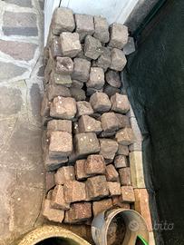 Cubi di Porfido e sassi bianchi da giardino