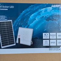 Faro a led con pannello solare professionale